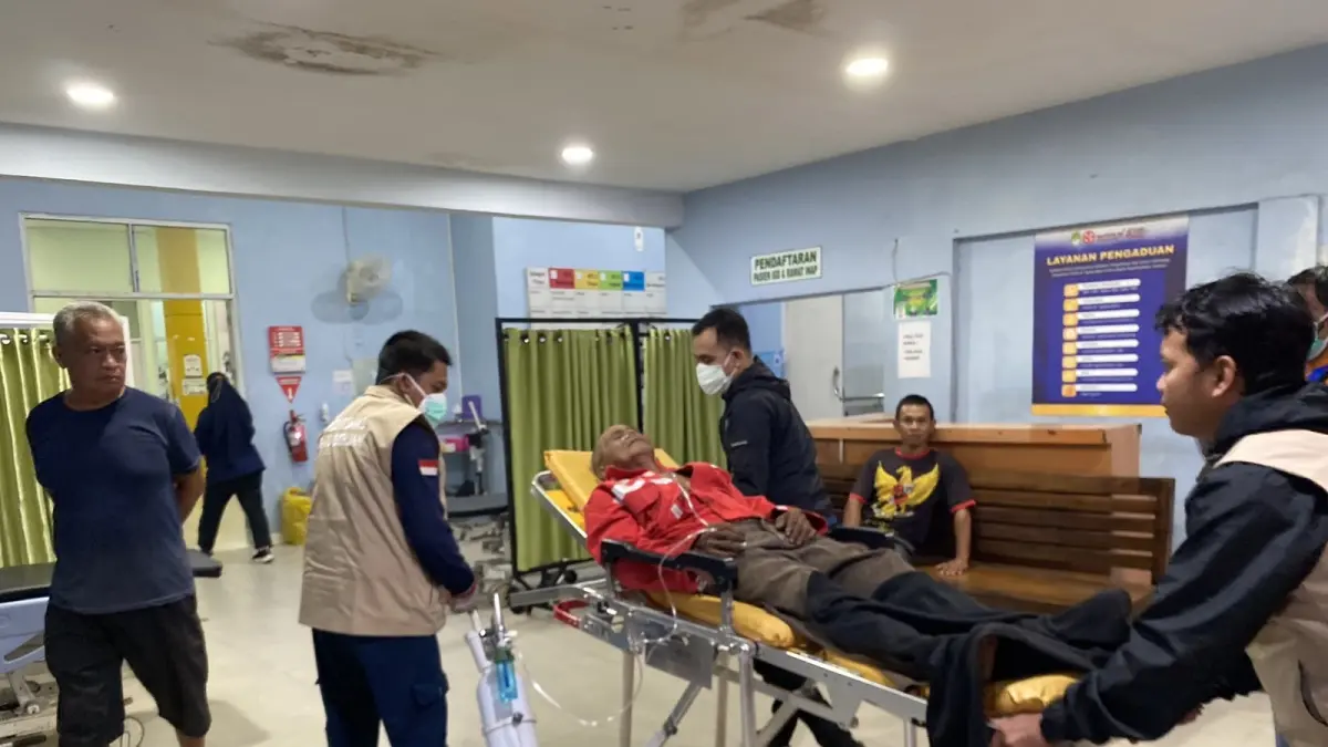 PERAWATAN DARURAT: Seorang lansia, Daryono Hadi (60), dilarikan ke fasilitas kesehatan untuk mendapatkan perawatan setelah berhasil dievakuasi dari kawasan kebakaran hutan dan lahan di Desa Pelang, Kabupaten Ketapang.  