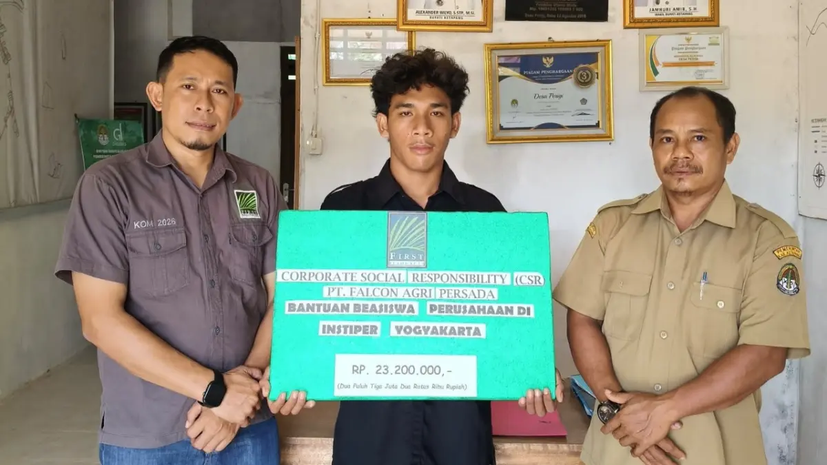 Perwakilan PT. FAPE menyerahkan bantuan pendidikan berupa beasiswa di perguruan tinggi bagi anak-anak di sekitar perusahaan. (ISTIMEWA)