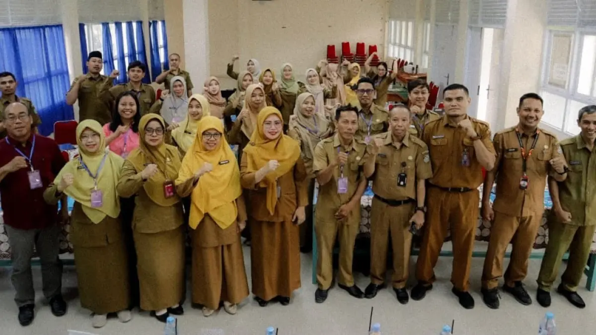 Peserta Bimtek Penguatan Tata Kelola Satuan Pendidikan, Selasa (4/8) di SMA Negeri 1 Mempawah, berfoto bersama.