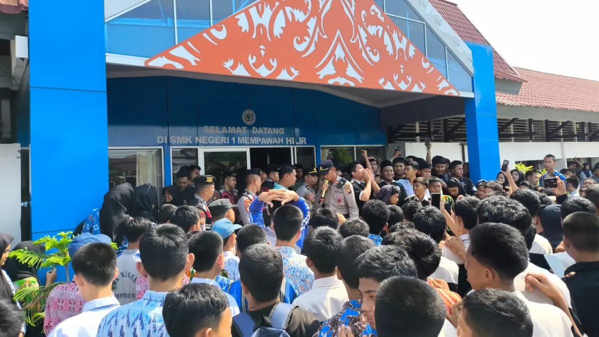 Ratusan pelajar SMK Negeri 1 Mempawah Hilir saat menyampaikan aspirasi terkait video viral yang dikaitkan dengan dua oknum guru di sekolah tersebut, Rabu (5/8) pagi. (ISTIMEWA)