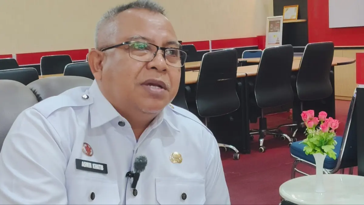Sekretaris Daerah Kabupaten Sanggau, Aswin Khatib, memberikan keterangan kepada wartawan di ruang kerjanya, Rabu (5/8). (AGUNG RAJALI SAPUTRA/PONTIANAK POST)&nbsp;
