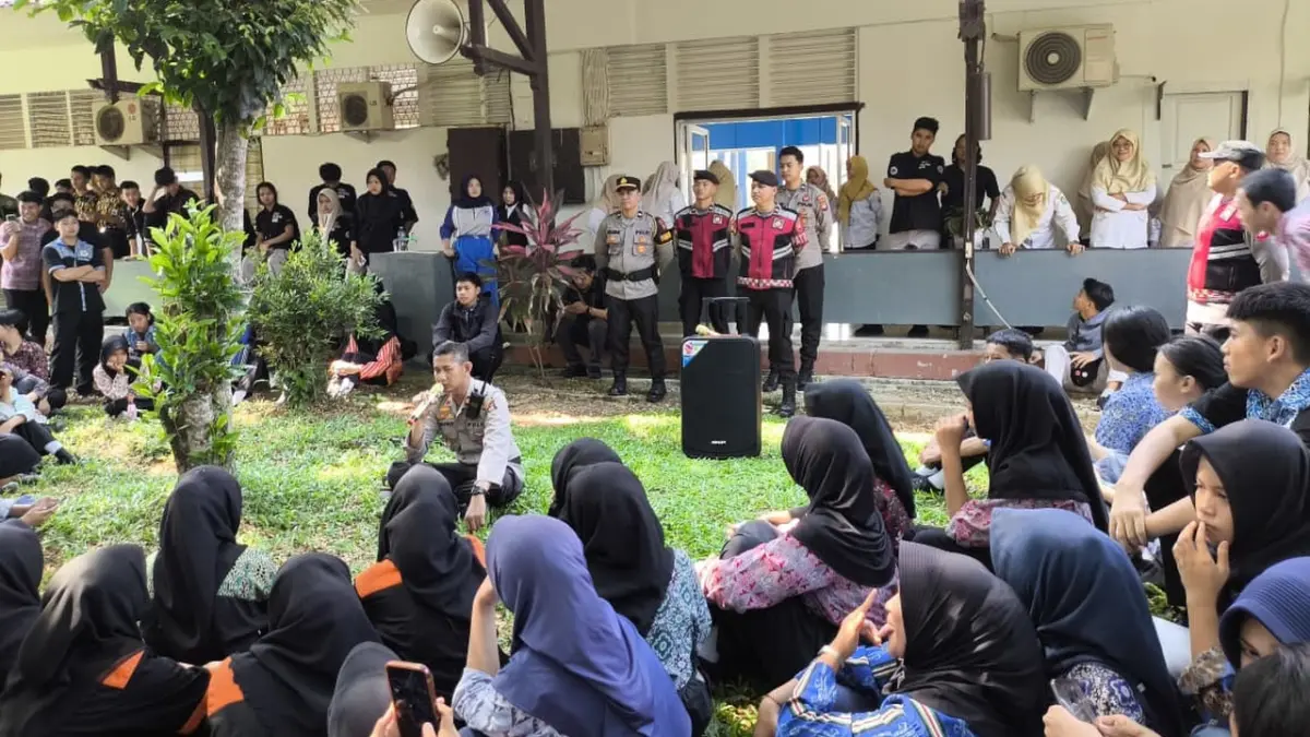 Suasana unjuk rasa ratusan siswa SMKN 1 Mempawah Hilir menuntut oknum guru dikeluarkan dari sekolah pada Rabu (5/8) pagi. (ISTIMEWA)