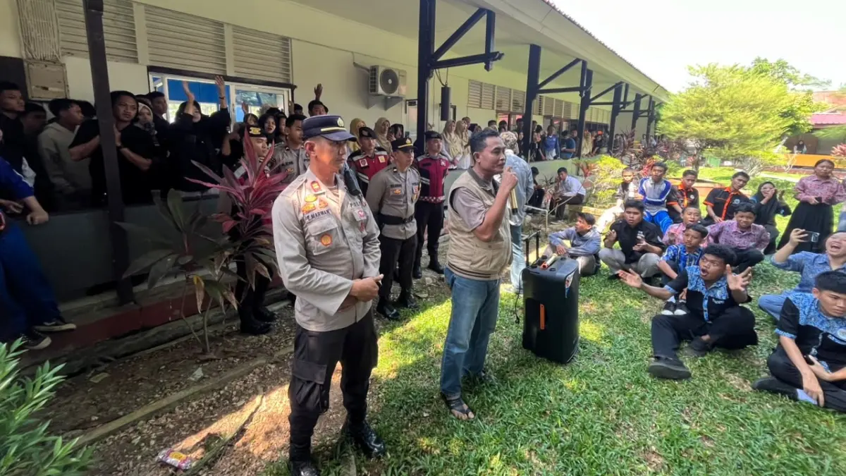 Suasana unjuk rasa siswa SMKN 1 Mempawah Hilir meminta oknum guru terlibat dugaan perselingkuhan dinonaktifkan pada Rabu (5/8). (ISTIMEWA)