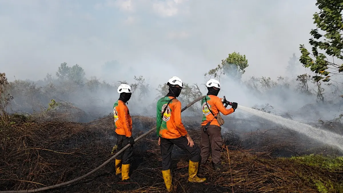 Tim SAR Direktorat Samapta Polda Kalimantan Barat bergerak cepat menangani kebakaran hutan dan lahan (karhutla) yang terjadi di sejumlah titik di Kecamatan Sungai Raya, Kubu Raya, Rabu (5/8). (Humas Polri)