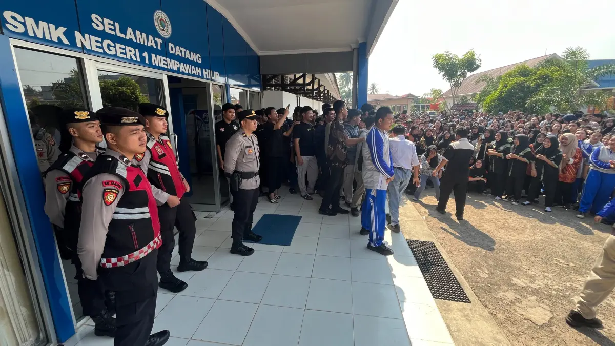 UNJUK RASA: Personel Polsek Mempawah Hilir mengawal sekitar 700 siswa SMKN 1 Mempawah Hilir yang menyampaikan aspirasi di halaman sekolah, Rabu (5/8). Para pelajar meminta dua oknum guru yang dikaitkan dengan video viral tidak lagi mengajar. 