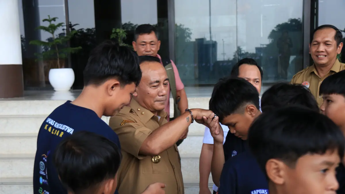 Wakil Gubernur Kalimantan Barat, Krisantus Kurniawan, menyalami kontingen Sekolah Sepak Bola (SSB) Kapuas Khatulistiwa (K2) Kelompok Umur (KU)-12 yang akan mewakili Kalbar pada ajang Liga TopSkor Tingkat Nasional di Bogor. (Adpim Pemprov Kalbar)
