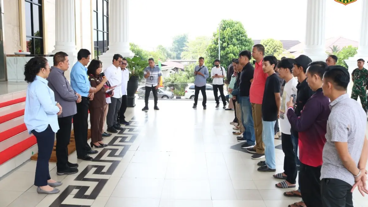 Wakil Kepala Kejaksaan Tinggi (Wakajati) Kalimantan Barat, Laksmi Indriyah selaku orang tua Asuh PKBM Kalbar saat memberikan motivasi. (ISTIMEWA)