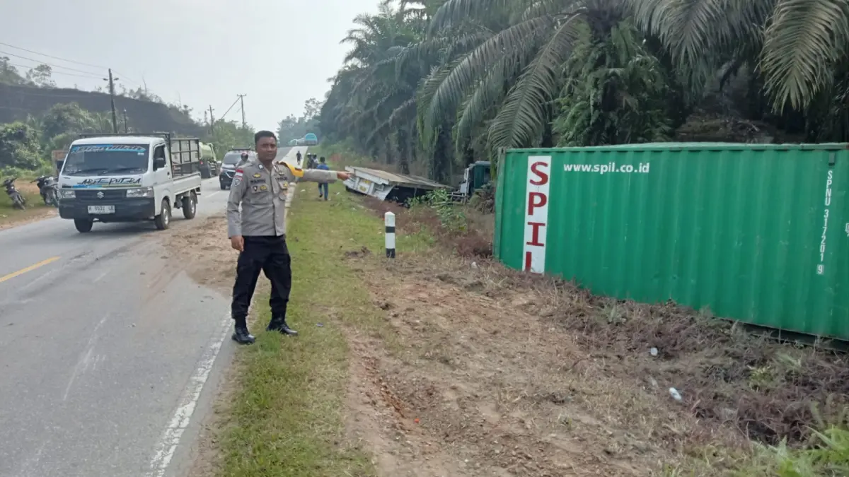 Petugas kepolisian melakukan olah TKP di lokasi kecelakaan yang melibatkan truk kontainer dan sepeda motor di Kecamatan Batang Tarang, Kabupaten Sanggau, Kamis (6/8). Insiden tersebut mengakibatkan seorang pengendara sepeda motor meninggal dunia.&nbsp;(ISTIMEWA)&nbsp;