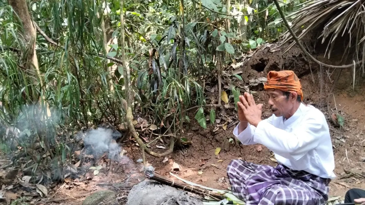 Kuncen memimpin tawasul sebelum memasuki Hutan Keramat Leuweung Gede di Kampung Adat Kuta, Kabupaten Ciamis. Beragam pamali yang diwariskan leluhur menjaga hutan adat seluas 31 hektare tetap lestari sekaligus menjadi penopang ekonomi warga melalui ekowisata dan homestay. (HILMI SETIAWAN/JAWA POS)