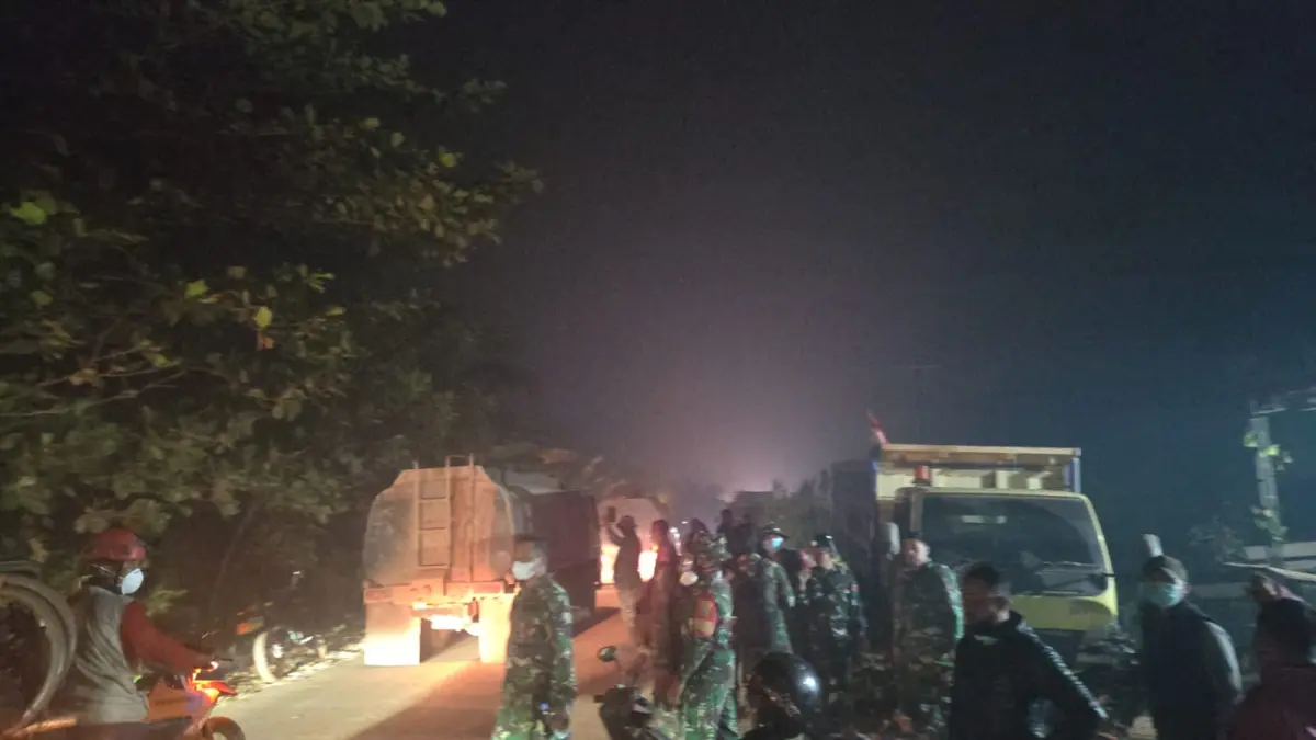 Asap pekat karhutla menutup Jalan Pelang-Kepuluk Ketapang, pengendara terjebak dan petugas berjibaku menjaga keselamatan warga.