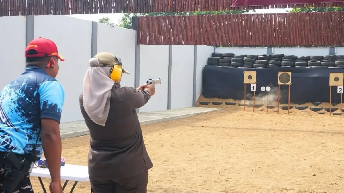 Bupati Mempawah, Erlina saat menembakan senjata api di Lapangan Tembak Kodaeral XII.