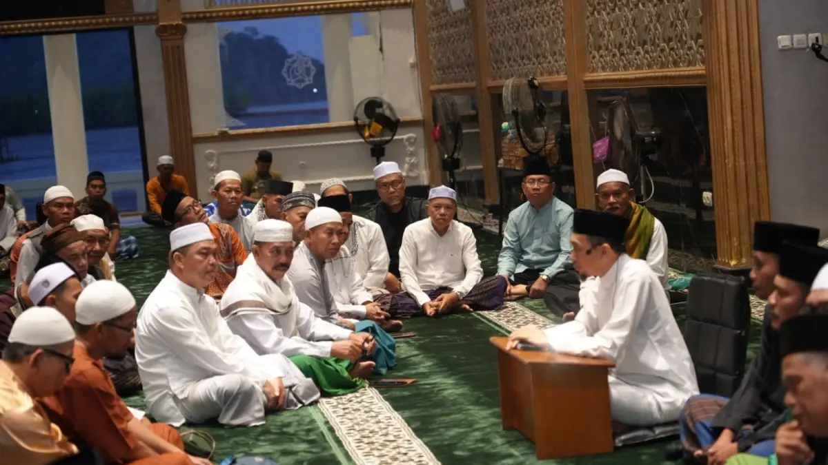 Gubernur Kalimantan Barat Ria Norsan mendengar tausiah saat mengikuti Program Subuh Keliling di Masjid Agung Oesman Al-Khair, Kabupaten Kayong Utara. (Adpim Pemprov Kalbar)