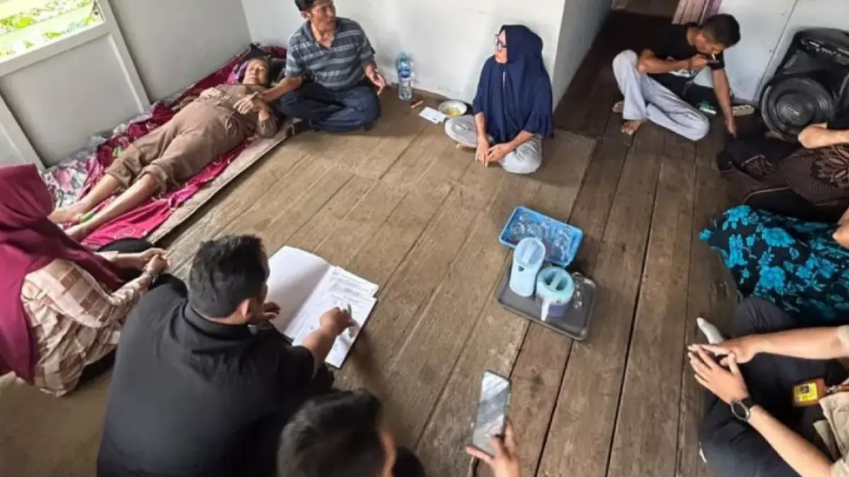 Halifah Bakri, PMI lanjut usia asal Pontianak yang baru dipulangkan setelah 30 tahun merantau di Malaysia, terbaring di lantai rumahnya di Pontianak Barat usai kembali berkumpul bersama keluarga. ANTARA/HO-BP3MI Kalbar