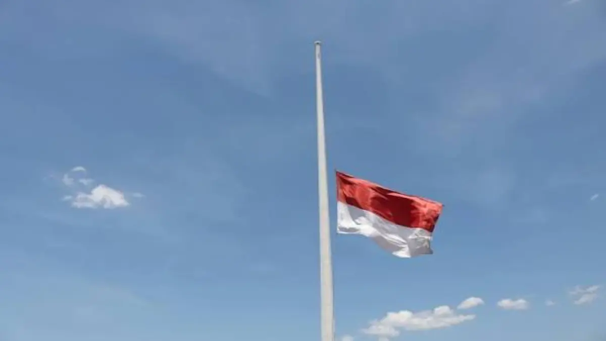 Ilustrasi pengibaran bendera merah putih setengah tiang. (SETNEG)