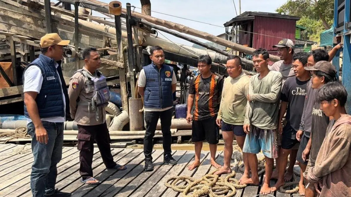 Jajaran Polres Sintang mendatangi pekerja Penambangan Emas Tanpa Izin (PETI) di aliran Sungai Kapuas, Desa Simba Raya, Kecamatan Binjai Hulu, Kabupaten Sintang, Rabu (5/8/2026). (Humas Polri)