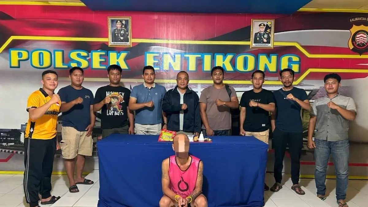 Jajaran Polsek Entikong, Polres Sanggau, mengamankan tersangka HM (41) terkait dugaan peredaran narkotika di wilayah perbatasan Indonesia-Malaysia, Rabu (5/8). (Humas Polri)