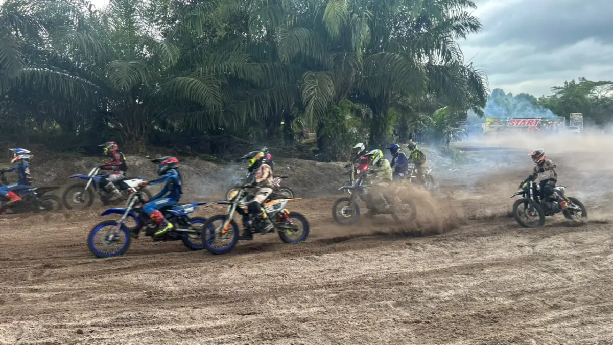 Kegiatan grasstrack yang dilaksanakan di Sirkuit Sijang menjadi ajang mengasah talenta para crosser di Sambas.