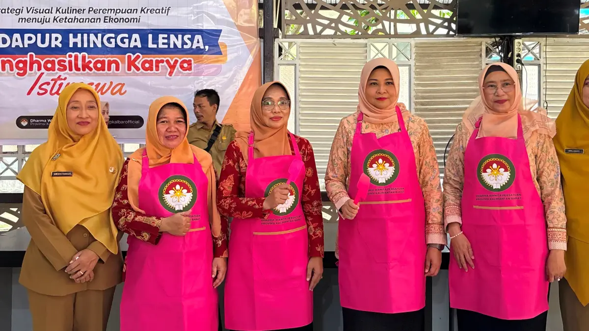Ketua DWP Kalbar, Windy Prihastari saat menghadiri pelatihan pembuatan kue, dan strategi promosi digital dalam Seminar Perempuan Kreatif bertema Snap, Cook & Earn di Kota Pontianak, Selasa (4/8). (ISTIMEWA)