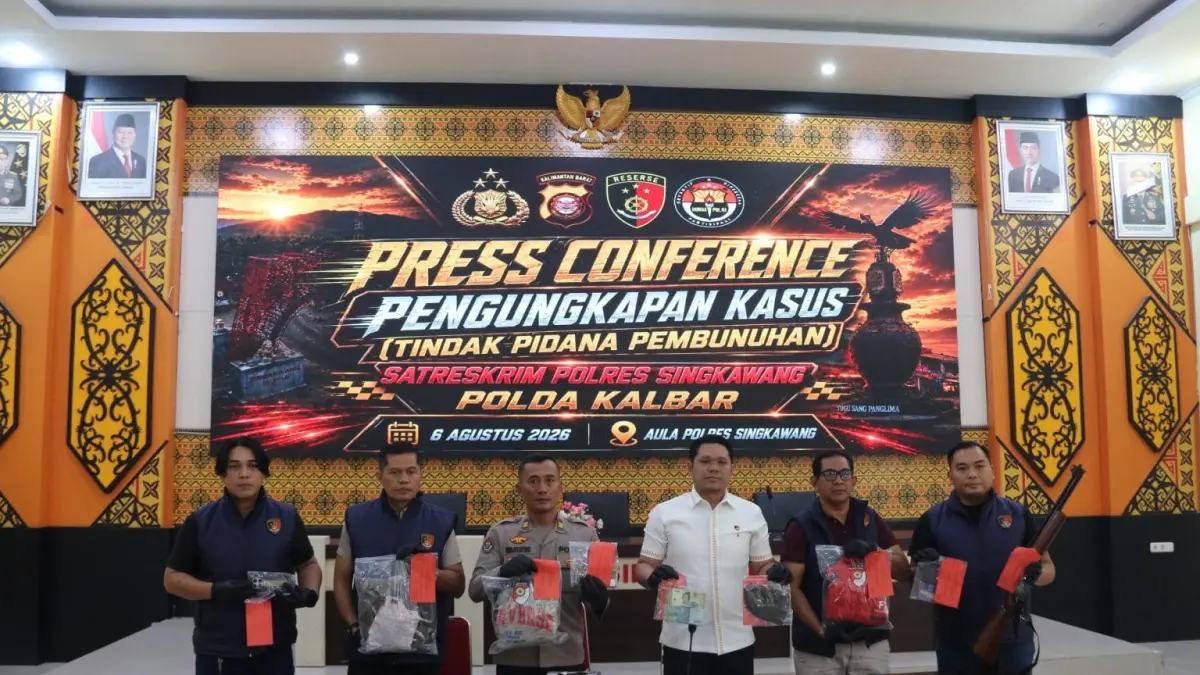 
KONPERS: Konferensi pers pengungkapan kasus dugaan pembunuhan berencana di Polres Singkawang, Kamis (6/8). Penyidik menghadirkan tiga tersangka beserta sejumlah barang bukti.  
