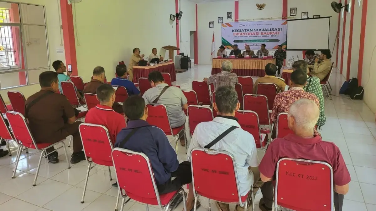Masyarakat Desa Pahauman Kecamatan Sengah Temila mengikuti sosialisasi eksplorasi tambang bauksit di wilayah tersebut pada Selasa (4/8).  (HUMAS POLRES LANDAK)