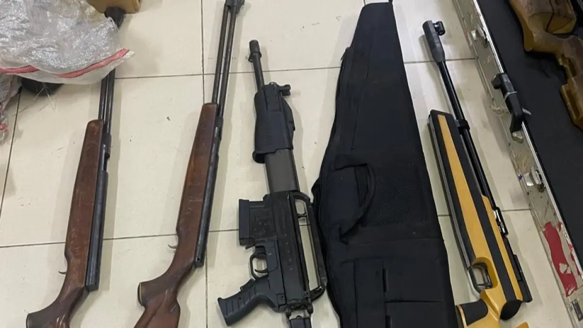 MENGEJUTKAN: Tumpukan senjata dan komponen senjata yang ditemukan polisi di bunker sebuah sekolah swasta di Jakarta Selatan. Polisi masih menelusuri asal-usul serta pemilik seluruh barang tersebut.  (JAWA POS)