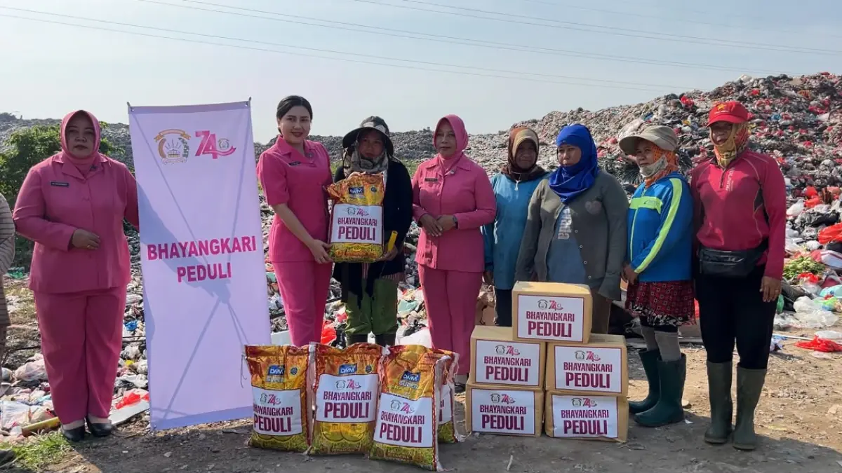 Para pengurus Bhayangkari Singkawang menyerahkan bantuan sosial kepada para pemulung, Rabu (5/8) di TPA Wonosari.