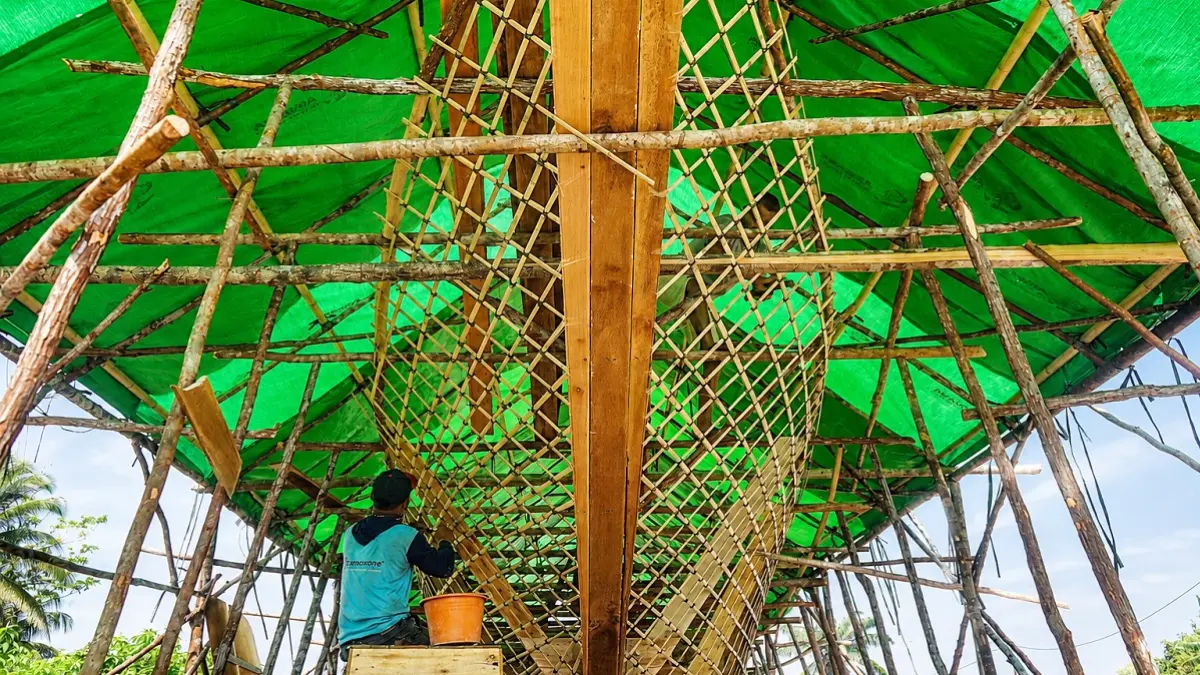 Pekerja merampungkan pembuatan replika kapal Wangkang di Halaman Pemakaman Yayasan Bhakti Suci di Jalan Adisucipto, Kubu Raya. (HARYADI/PONTIANAKPOST)