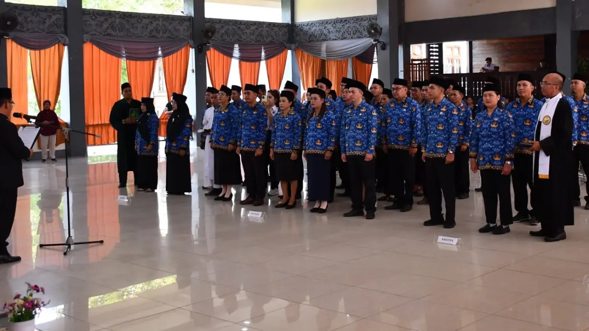 Pemkab Sintang melantik 38 kepala sekolah negeri sebagai bagian dari pemenuhan kebutuhan kepemimpinan di satuan pendidikan.(RISKA / PONTIANAK POST) 


