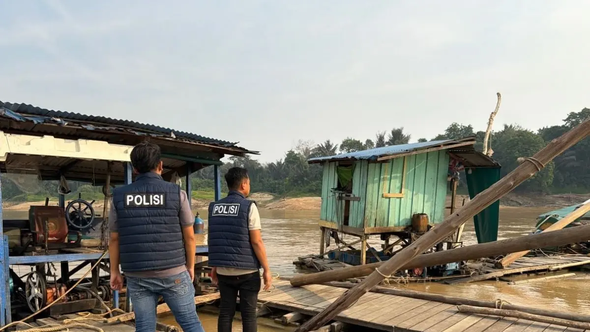Petugas melaksanakan patroli pencegahan PETI di Desa Sungai Ana, Kecamatan Sintang, Kabupaten Sintang, Rabu (5/8/2026). (Humas Polri)