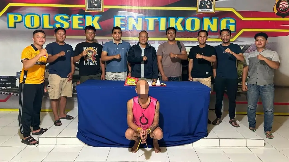 Polsek Entikong memperlihatkan terduga pelaku beserta barang bukti yang diduga narkotika jenis sabu seberat bruto 151,76 gram hasil pengungkapan kasus di wilayah perbatasan Indonesia–Malaysia, Rabu (5/8). (ISTIMEWA)
