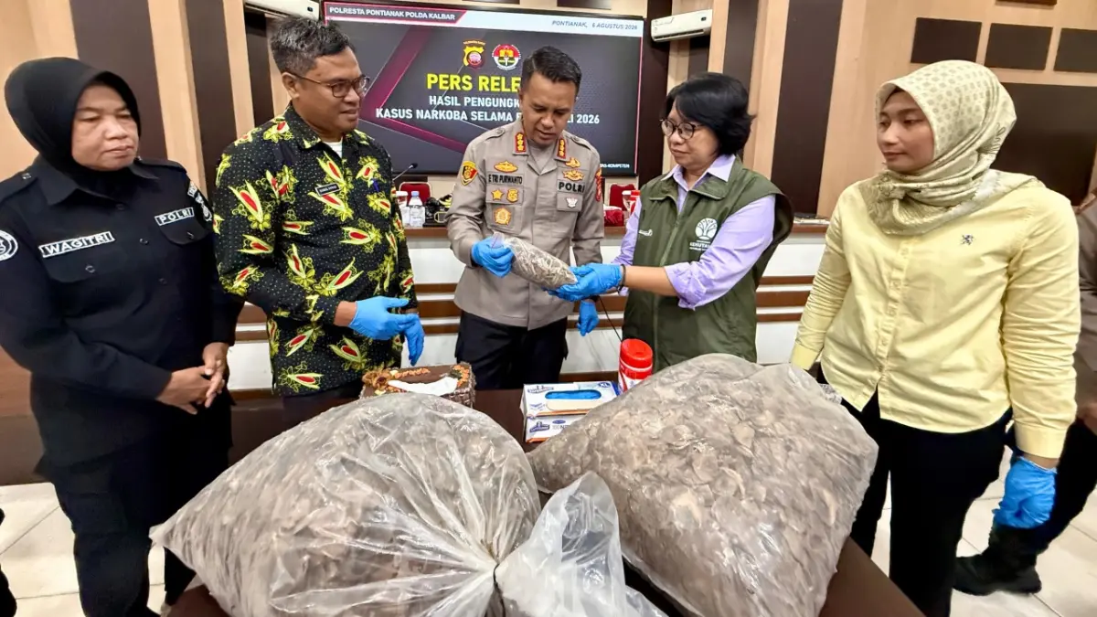 Polresta Pontianak menggerlar konferensi pers terkait pengungkapan kasus perdagangan ilegal bagian tubuh satwa dilindungi berupa sisik dan kuku trenggiling. Dari hasil pengungkapan diamankan kurang lebih setengah ton sisik dan 42 Kg kuku trenggiling. (MEIDY KHADAFI/PONTIANAK POST)