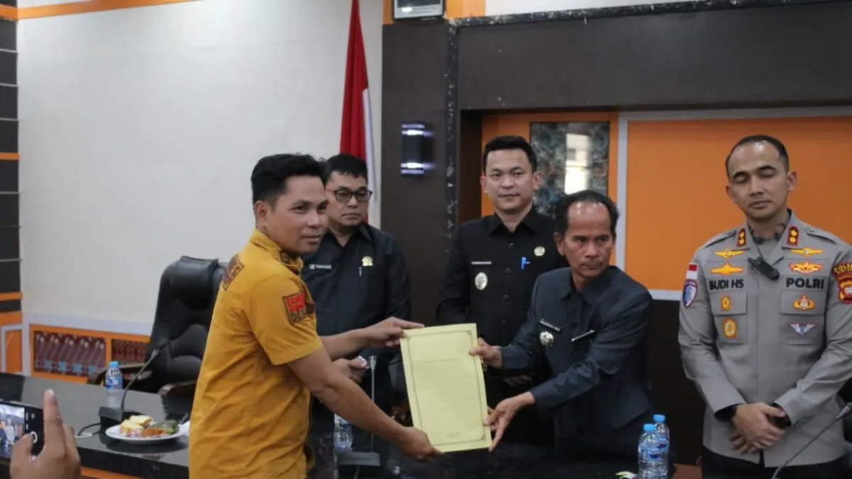 Ratusan warga dari Dusun Pedadang Hulu dan Dusun Tanjung Semunti, Selasa (4/8), menyampaikan tuntutan hak plasma.(RISKA / PONTIANAK POST) 