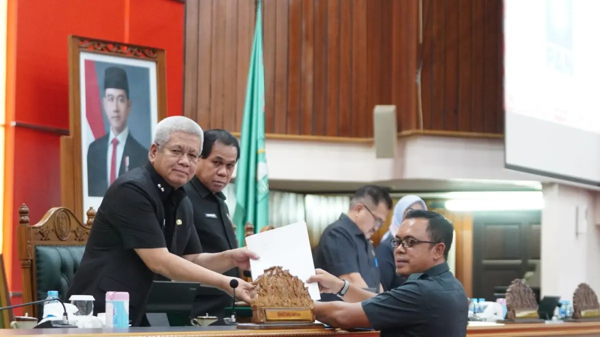Sekda Kalbar Harisson saat menerima berkas yang berisikan pandangan frakai pada Rancangan Peraturan Daerah (Raperda) tentang Perubahan atas Peraturan Daerah Nomor 1 Tahun 2024 tentang Pajak Daerah dan Retribusi Daerah. (Adpim Pemprov Kalbar)