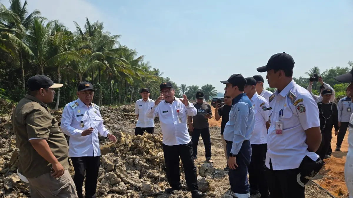 Wakil Bupati Mempawah, Juli Suryadi Burdadi, memantau lahan pembangunan SMPN 2 Sungai Kunyit.