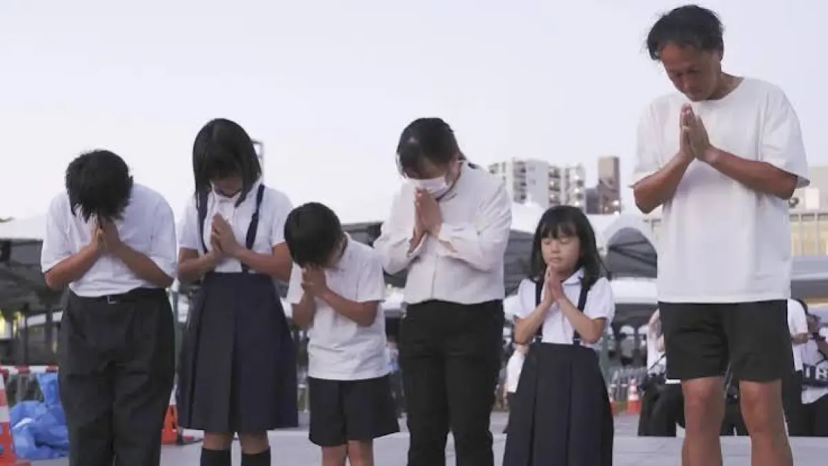 Warga memanjatkan doa di depan tugu peringatan korban bom atom di Taman Peringatan Perdamaian Hiroshima pada peringatan 81 tahun pengeboman atom Hiroshima, 6 Agustus 2026. (DOK JAWA POS)