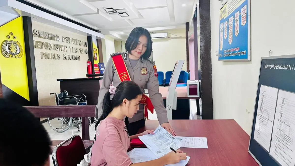 LAYANAN DIGITAL: Petugas melayani pengurusan Surat Keterangan Catatan Kepolisian (SKCK) di Polres Sekadau. Masyarakat kini diwajibkan melakukan registrasi melalui Polri Super App sebagai tahap awal pengajuan untuk mempercepat dan mempermudah proses pelayanan.