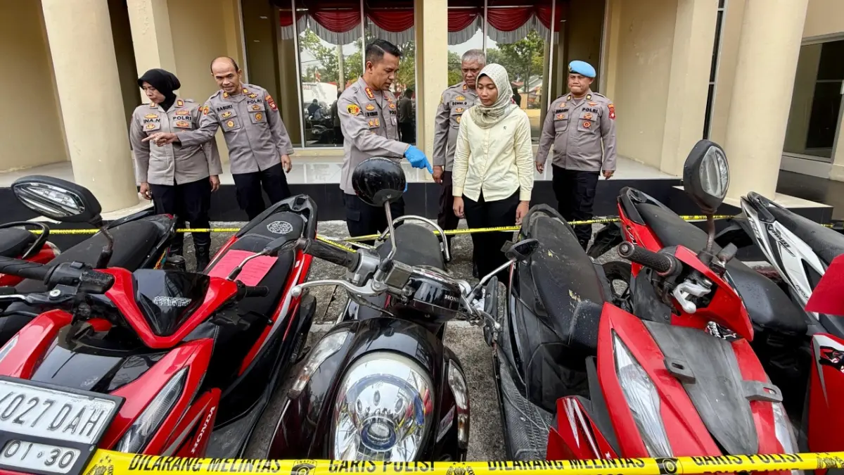 Polresta Pontianak mengungkap kasus dugaan pencurian kendaraan bermotor (curanmor) yang terjadi di sejumlah wilayah di Kota Pontianak. Dalam pengungkapan tersebut, polisi menangkap tiga tersangka dan mengamankan 11 unit sepeda motor hasil curian. (MEIDY KHADAFI/PONTIANAK POST)