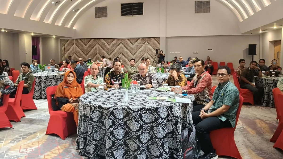 Kepala Disbunnak Kalbar, Ignasius IK bersama para peserta yang hadir dalam Lokakarya Karet Alam Berkelanjutan bertema Driving Sustainable Natural Rubber Through Collaboration Towards EUDR Compliance yang diselenggarakan Disbunnak Kalbar bekerja sama dengan GIZ SAFE. (ISTIMEWA)