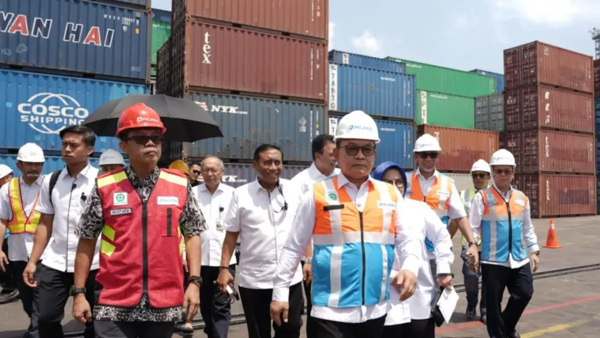 Kepala Staf Kepresidenan (KSP) Jenderal TNI (Purn.) Dudung Abdurachman melepas ekspor aluminium hidroksida dan aluminium oksida (alumina) dari Pelabuhan Dwikora, Pontianak, Kalimantan Barat, Jumat (7/8/2026), menandai kembali berjalannya ekspor mineral setelah hambatan regulasi terkait kandungan Logam Tanah Jarang (LTJ) diselesaikan. ANTARA/HO-KSP