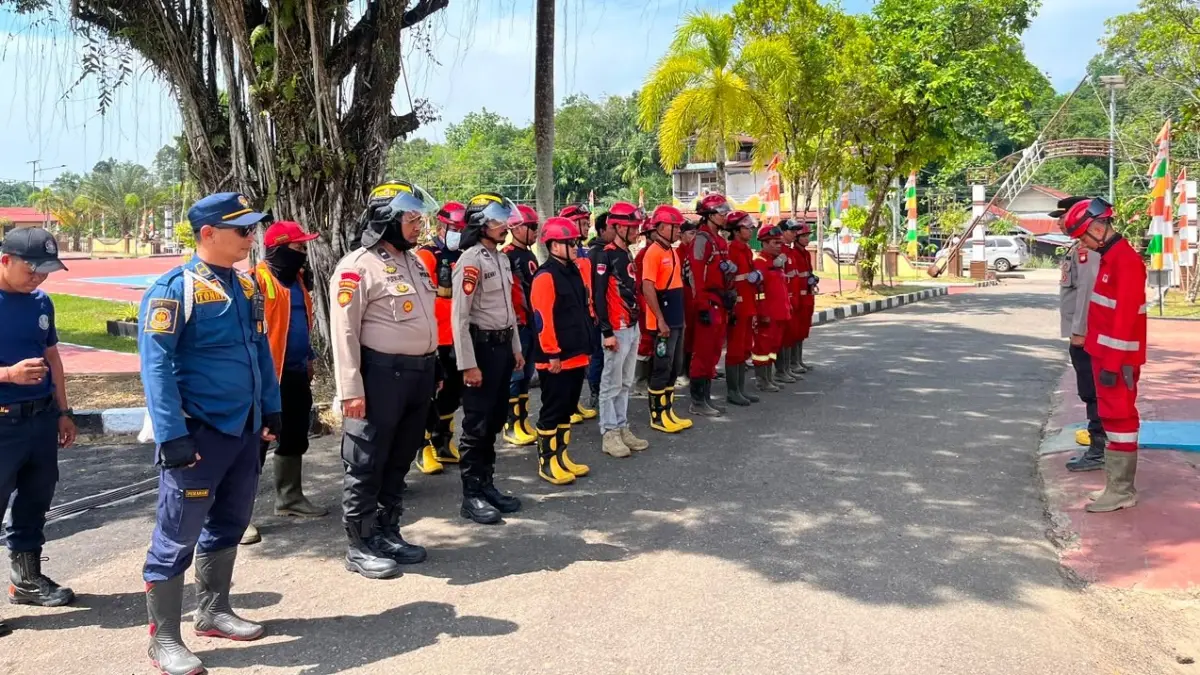 JAGA KAMPUNG: Warga Desa Nusa Kenyikap bersama personel Polres Melawi, BPBD, dan Manggala Agni memadamkan kebakaran hutan dan lahan yang kembali mendekati permukiman. Sinergi seluruh pihak berhasil menahan laju api agar tidak merembet ke rumah-rumah warga.