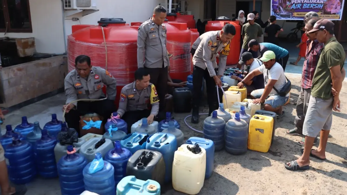 BANTUAN AIR BERSIH: Polres Kayong Utara menyalurkan bantuan air bersih kepada warga Kecamatan Simpang Hilir, Kamis (6/8). Bantuan tersebut disalurkan untuk membantu masyarakat yang mengalami kesulitan memperoleh air bersih akibat musim kemarau.