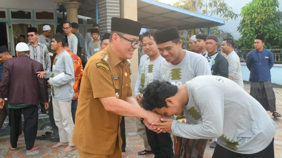 Bupati Kayong Utara, Romi Wijaya, saat kunjungan langsung ke sejumlah rumah kafilah.
