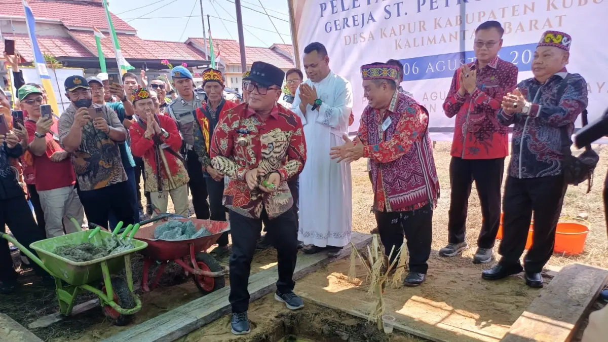 Bupati Kubu Raya Sujiwo meletakkan batu pertama pembangunan Gereja Santo Petrus dan Paulus di Desa Kapur, Kecamatan Sungai Raya, Kamis (6/8). Pembangunan rumah ibadah tersebut menjadi simbol penguatan kerukunan antarumat beragama.