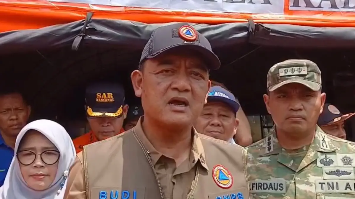 Deputi Bidang Penanganan Darurat BNPB, Mayjen TNI Budi Irawan memberikan keterangan kepada awak media usai meninjau penanganan karhutla di Pos Lapangan Karhutla, Kabupaten Kubu Raya, Jumat (7/8).