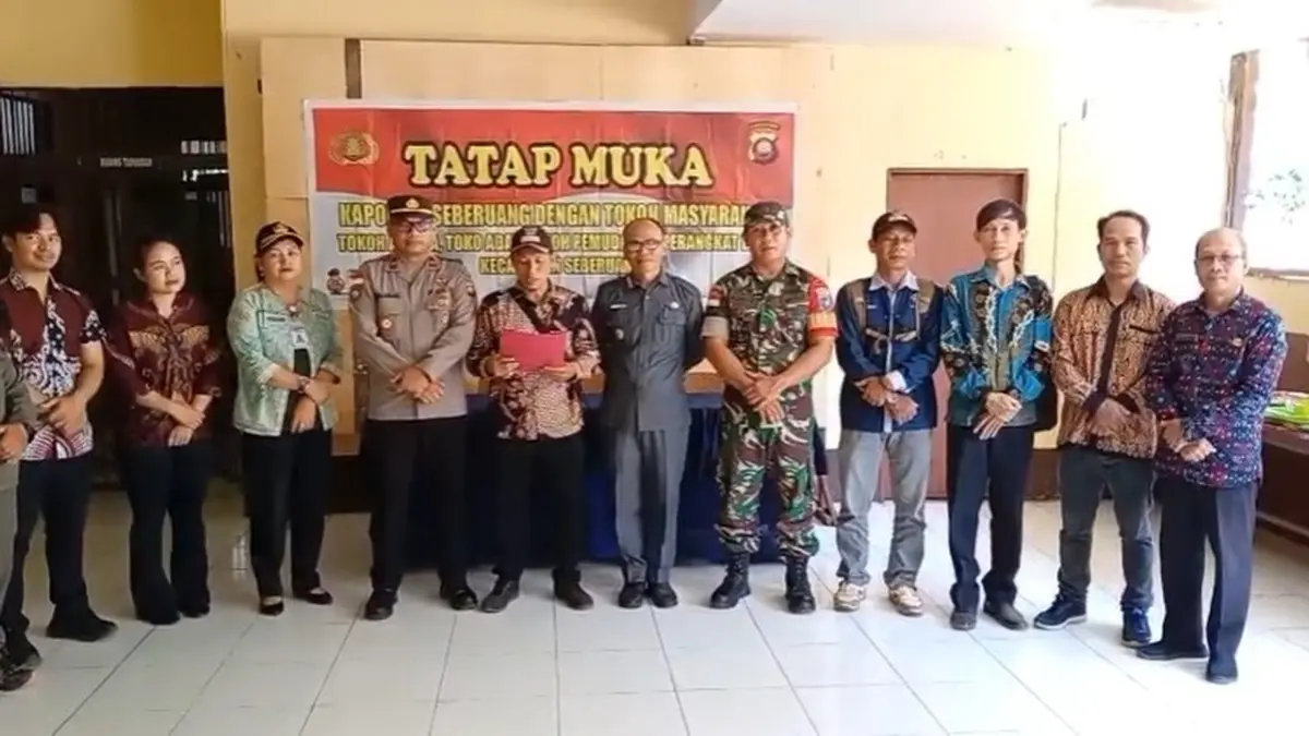 Forkompincam Seberuang saat melakukan pertemuan membahas terkait akan adanya pengibaran bendera setengah tiang pada HUT RI nanti. (ISTIMEWA)