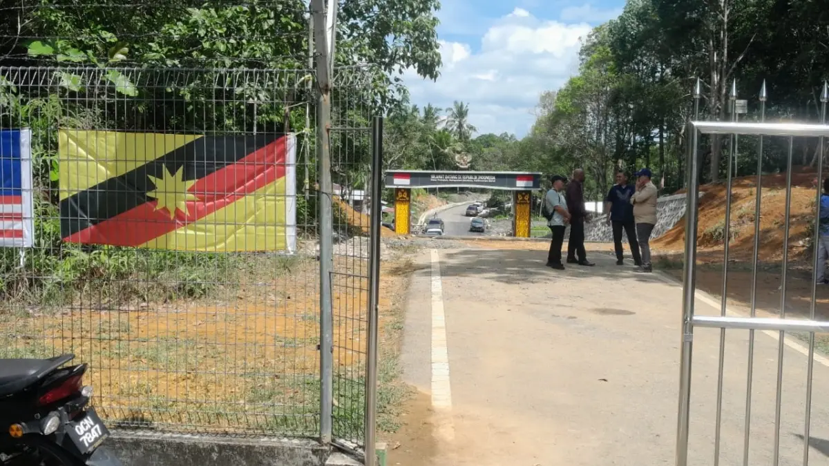 Gerbang perbatasan Temajuk (Indonesia)–Teluk Melano (Malaysia) tempat di mana PLB dibangun.

