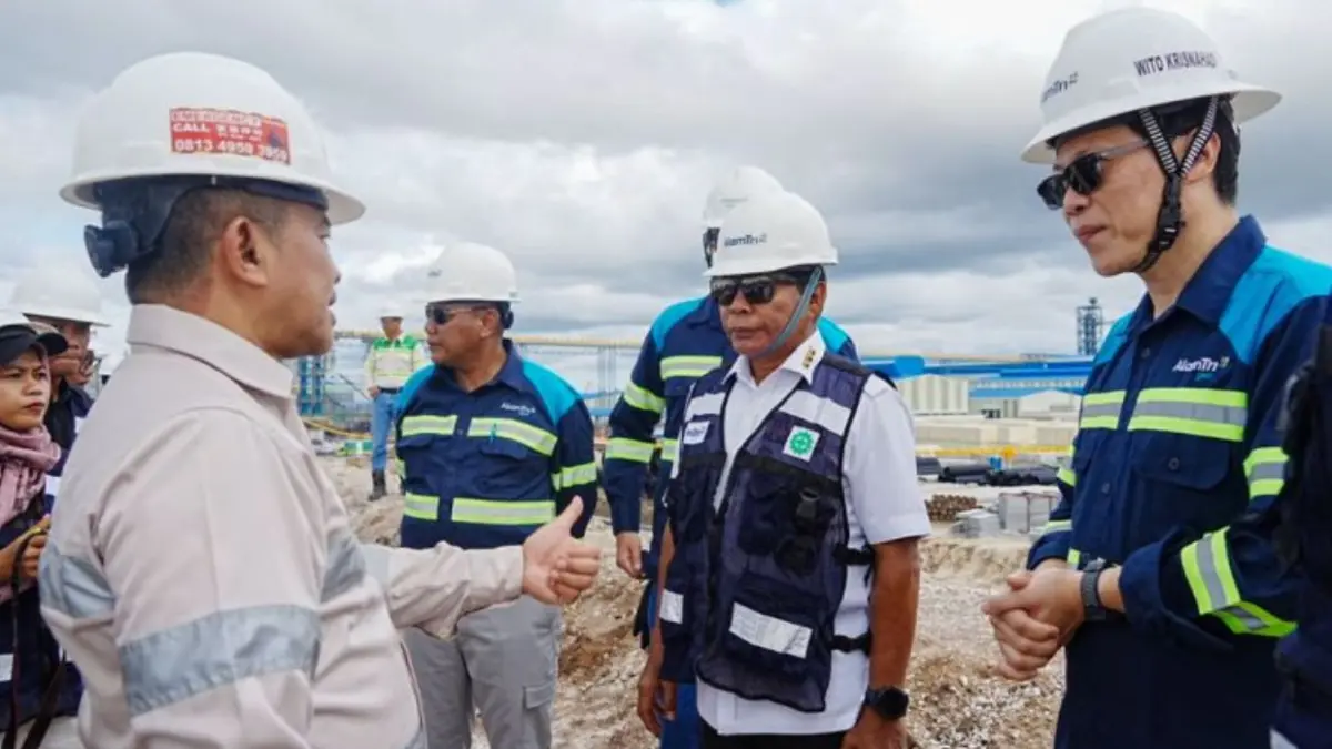 Gubernur Kalimantan Utara Zainal A. Paliwang saat meninjau lokasi pembangunan instalasi listrik. (ANTARA/HO-DKISP Kaltara).