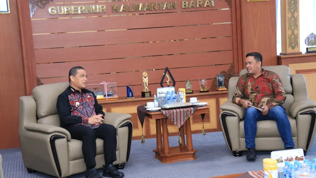 Gubernur Ria Norsan sedang berdialog dengan Ketua Perhiptani Kalbar, Jainal Abidin saat menerima audiensi pengurus inti Perhimpunan Penyuluh Pertanian Indonesia (Perhiptani) Kalimantan Barat.  (Adpim Pemprov Kalbar)