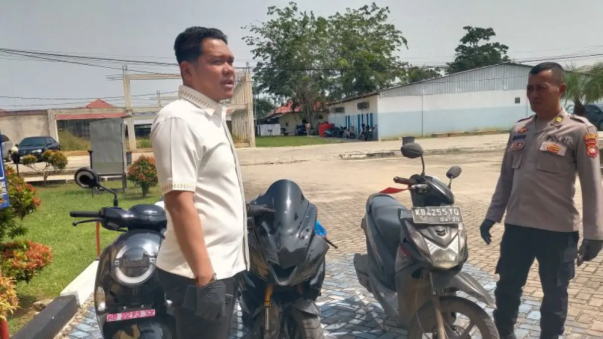 Kasat Reskrim Polres Singkawang AKP Raja Toga Paruhum menunjukkan hasil sitaan dari kasus tindak pidana pencurian kendaraan bermotor, Kamis (6/8). 



