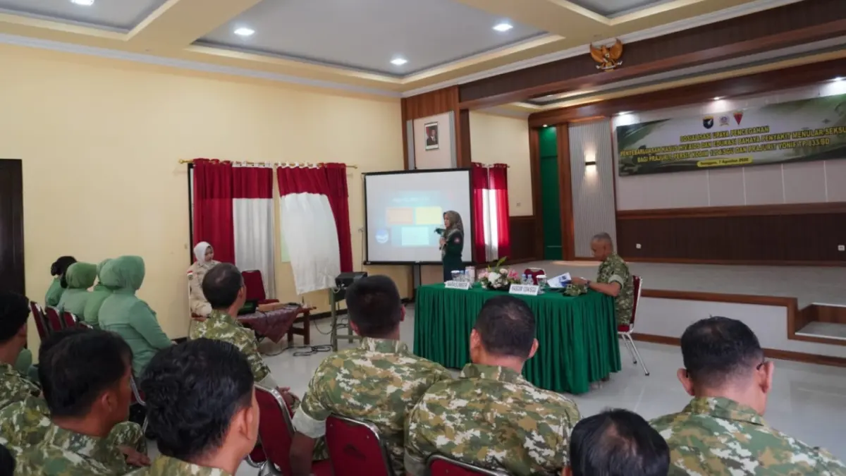 Kasdim 1204/Sanggau Mayor Arm Duloh membuka kegiatan sosialisasi pencegahan HIV/AIDS, edukasi bahaya penyakit menular seksual (PMS), serta sosialisasi hak-hak prajurit dan ASN TNI AD di Aula Kodim 1204/Sanggau, Jumat (7/8). (ISTIMEWA)